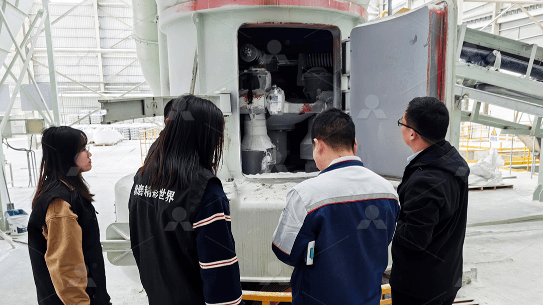黎明重工技术团队为客户提供叶腊石粉磨技术支持的场景